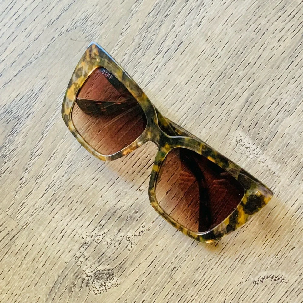 Diff Eyewear Leopard Print Sunglasses w/ Gucci Case
